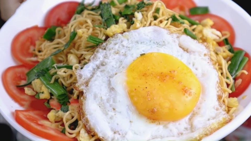 Mì xào Trứng-duoc-ban-tai-NHÂN VIP COFFEE
