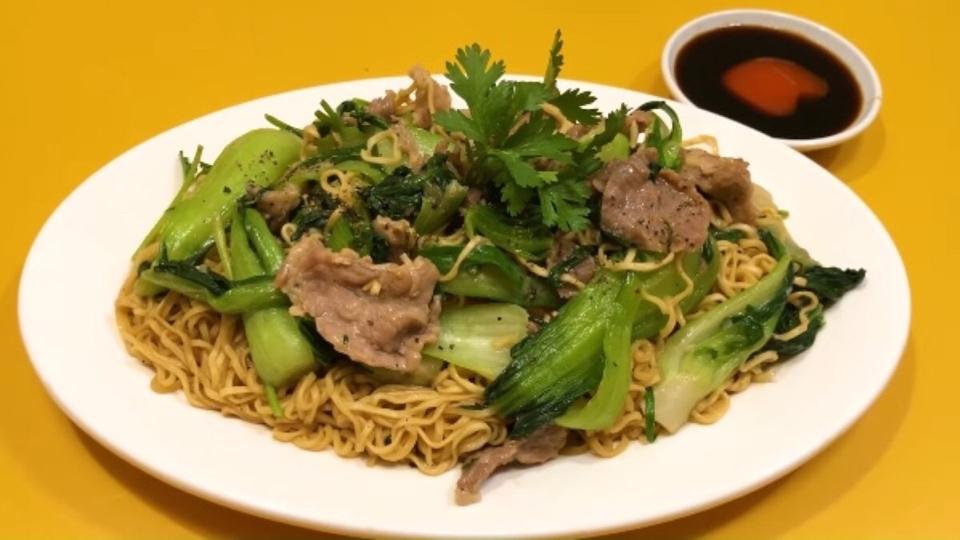 Mì xào bò-duoc-ban-tai-NHÂN VIP COFFEE