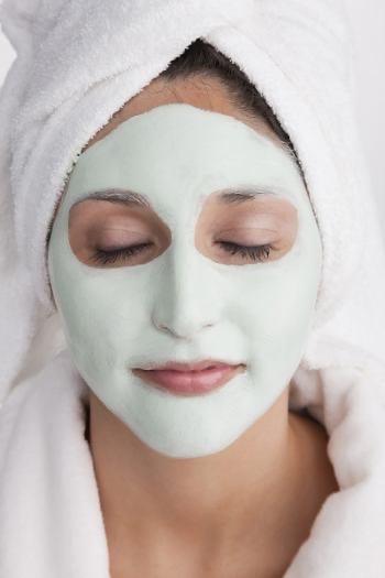 Đắp mặt nạ bột-duoc-ban-tai-TRANG QUỲNH BEAUTY & SPA