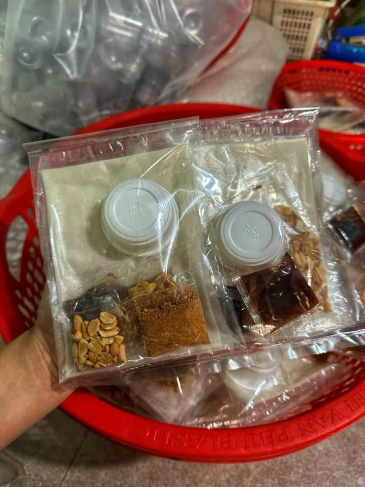 Bánh tráng chấm me-duoc-ban-tai-Ngoc Vang Banh Trang