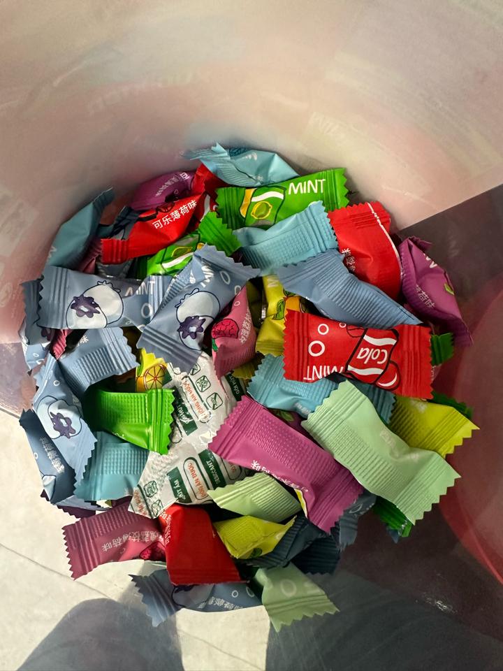 Kẹo-duoc-ban-tai-Madam Thương Cafe