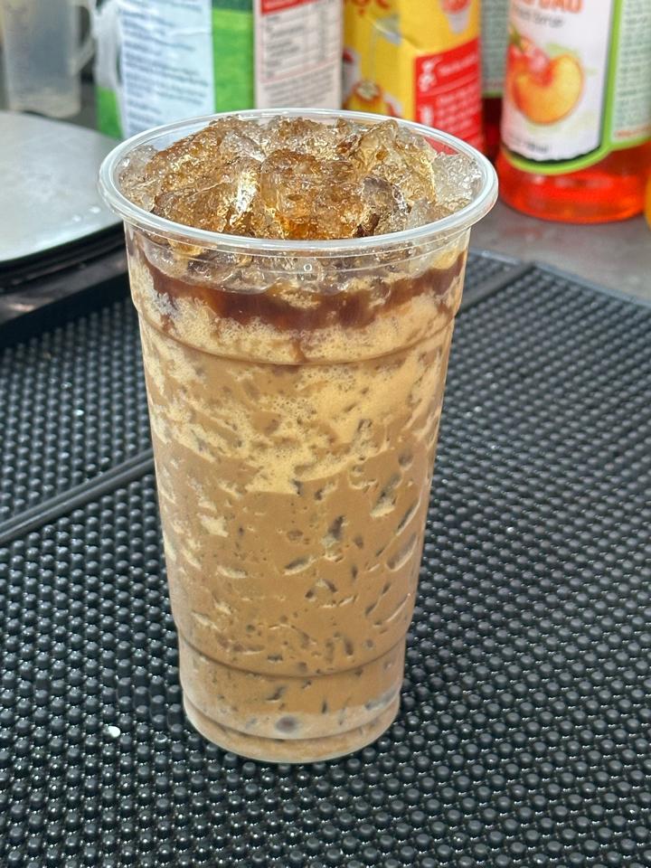 Cà phê sữa - bạc sỉu lớn-duoc-ban-tai-Madam Thương Cafe