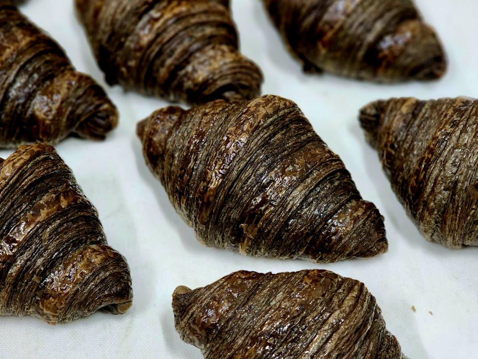 Than tre Croissant (charcoal)-duoc-ban-tai-TD Pastry