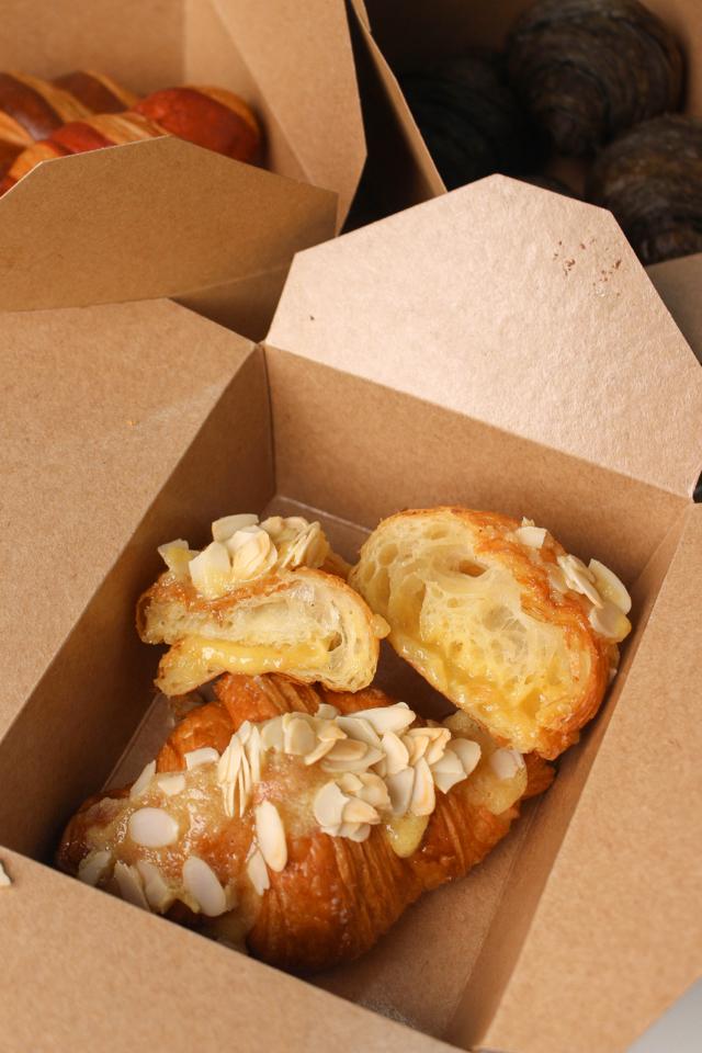 Almond Croissant 50g-duoc-ban-tai-TD Pastry