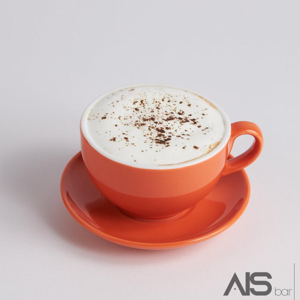 Capuccino-duoc-ban-tai-AIS bar