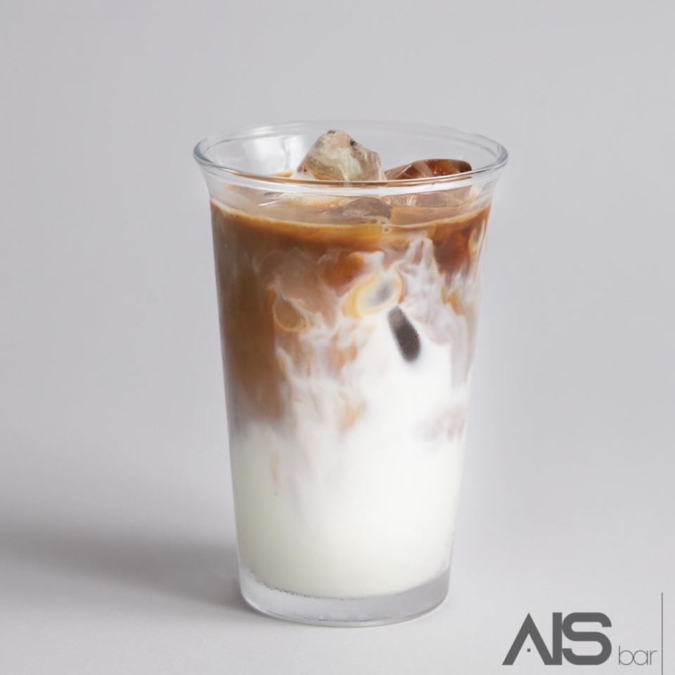 Latte-duoc-ban-tai-AIS bar