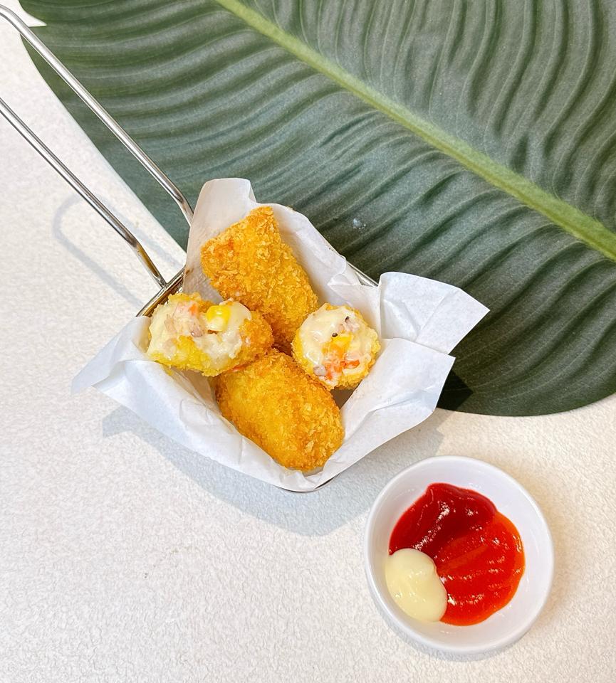 Chả Giò Hải Sản Sốt Mayonnaise-duoc-ban-tai-Yuna Coffee