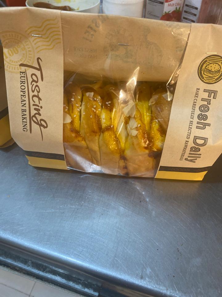 Hoa cúc Trứng Muối-duoc-ban-tai-Anh Đức BAKERY