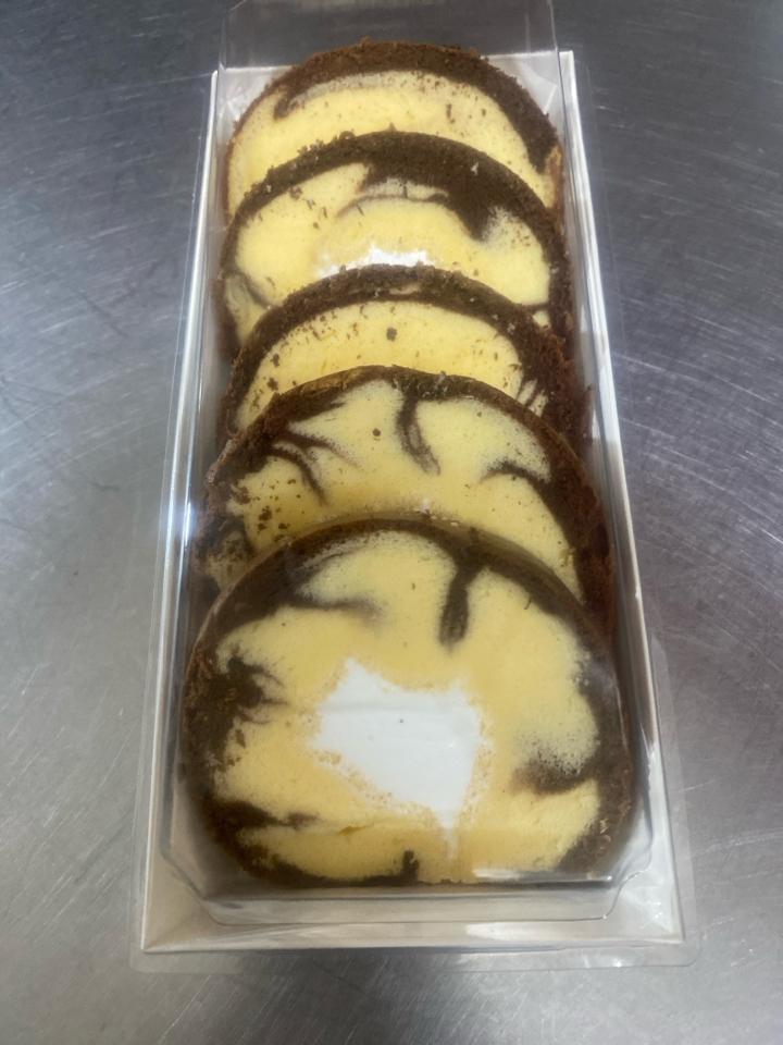 Kem cuộn socola-duoc-ban-tai-Anh Đức BAKERY