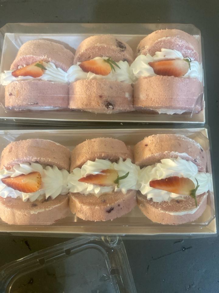 Cuộn kem việt quất-duoc-ban-tai-Anh Đức BAKERY