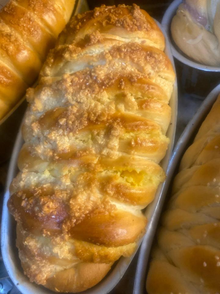 Hoa cúc Xoài-duoc-ban-tai-Anh Đức BAKERY