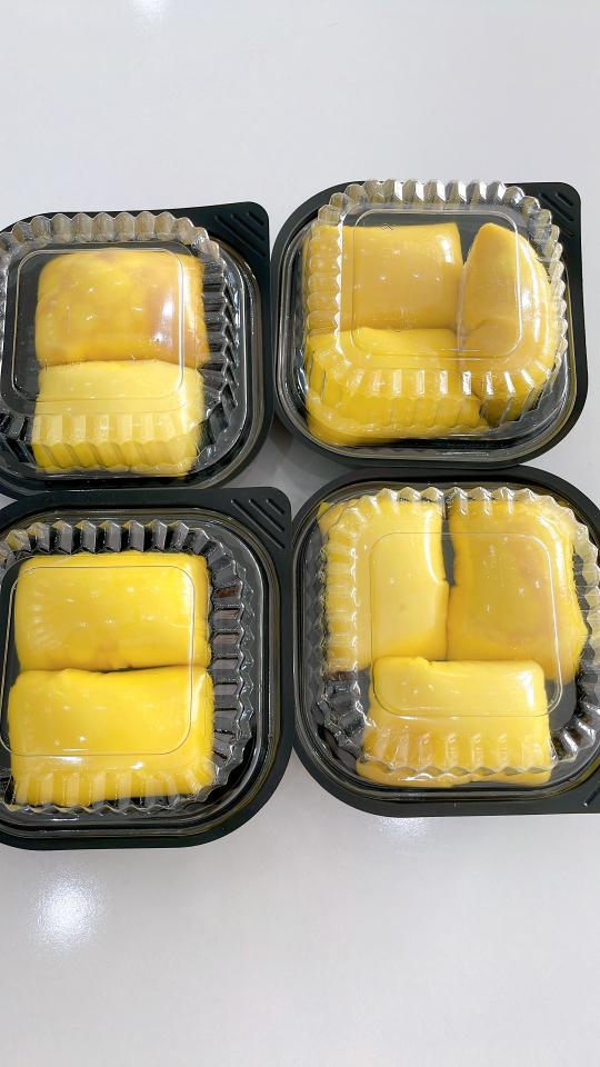 Crepe sầu riêng kem phomai-duoc-ban-tai-Tiệm Bánh Mai Hương