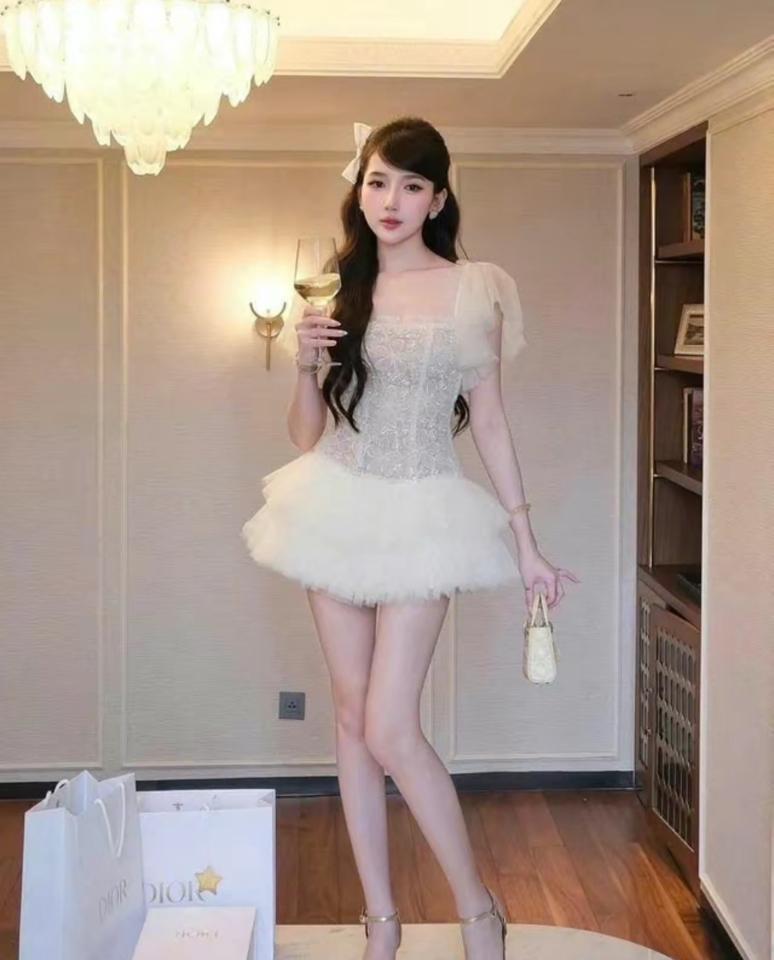 Váy trắng xoè-duoc-ban-tai-NhưNhư-Cho Thuê Đồ Áo
