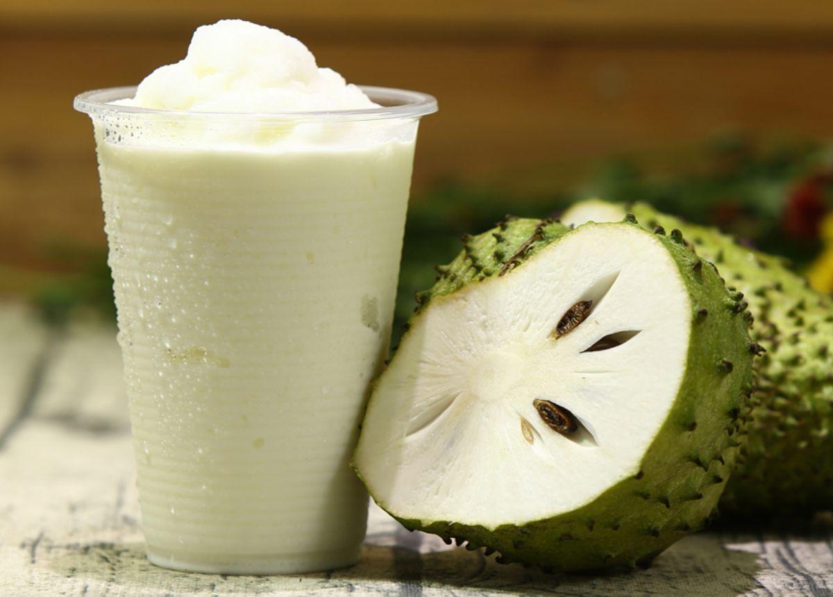 Sinh tố Mãng cầu-duoc-ban-tai-Coffee shop 1989