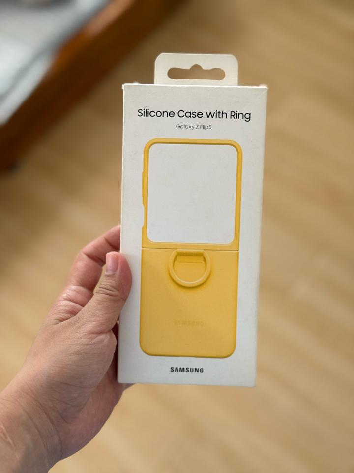 Ốp silicon Samsung ZFlip 5 màu vàng 2Hand-duoc-ban-tai-Tin Tin coffee - Mạch Đông