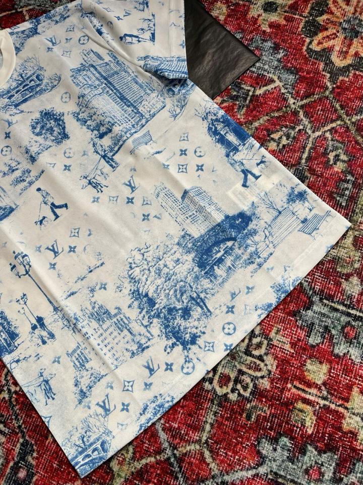 T-shirt 1-\/ Cotton Piqué summer 25FW  Hoạ tiết Monogram City Walk màu xanh blue trên nền vải cotton gai Toile de Jouy mô tả được những khung cảnh độc đáo trên chiếc áo , tag thẻ-duoc-ban-tai-Mẫn Mẫn Shop- Đỗ Quang Thiều Sotre