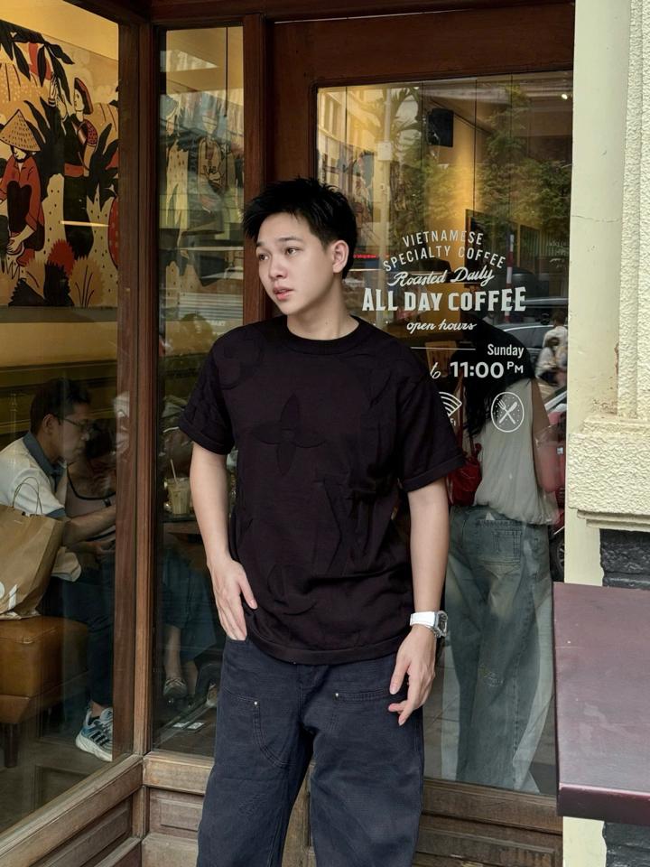 Áo phông lv đen dập nổi chất đẹp-duoc-ban-tai-Mẫn Mẫn Shop- Đỗ Quang Thiều Sotre