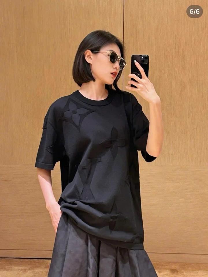 Áo phông lv đen dập nổi chất đẹp-duoc-ban-tai-Mẫn Mẫn Shop- Đỗ Quang Thiều Sotre