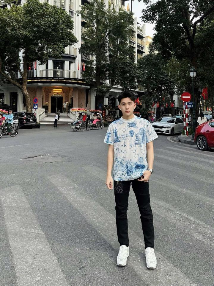 T-shirt 1-\/ Cotton Piqué summer 25FW  Hoạ tiết Monogram City Walk màu xanh blue trên nền vải cotton gai Toile de Jouy mô tả được những khung cảnh độc đáo trên chiếc áo , tag thẻ-duoc-ban-tai-Mẫn Mẫn Shop- Đỗ Quang Thiều Sotre