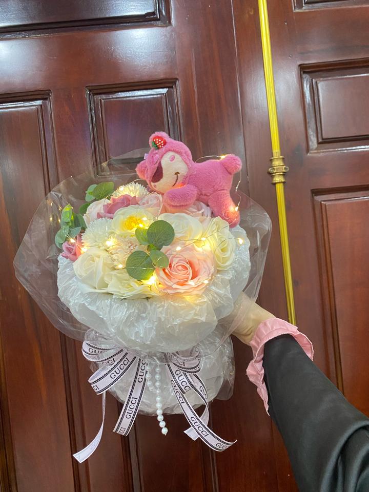 Bó Hoa Gấu Giấy Kiếng-duoc-ban-tai-Hà Linh Flower