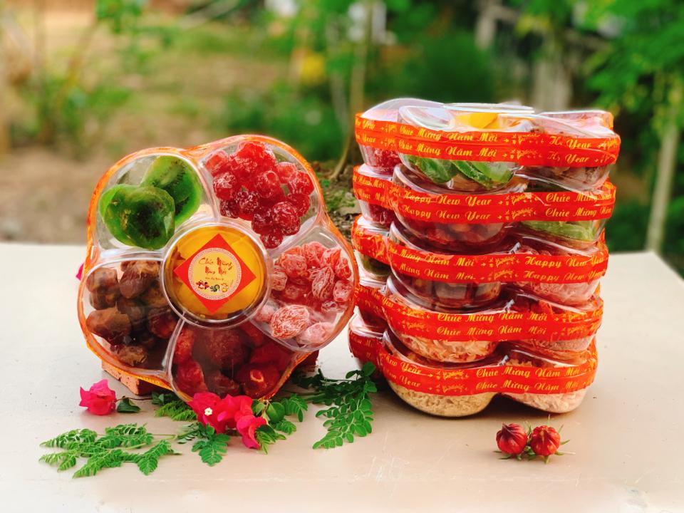 ☘️ khay hoa mai mứt Tết 800gr-duoc-ban-tai-Hoàng Hoa _ Kho sỉ ăn vặt Bình Dương
