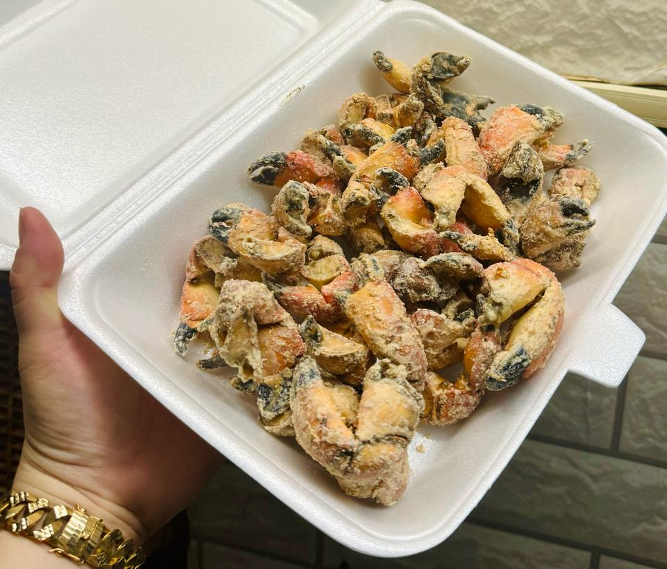 Càng cua đá bẻ sống-duoc-ban-tai-Hải Sản Tiên Tiên