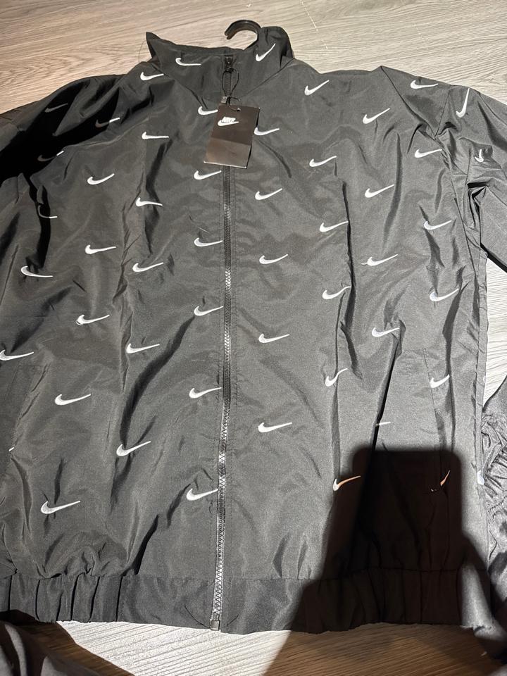 Khoác dù nike đen nhiều logo trắng-duoc-ban-tai-Bent Luxury Thủ Dầu Một