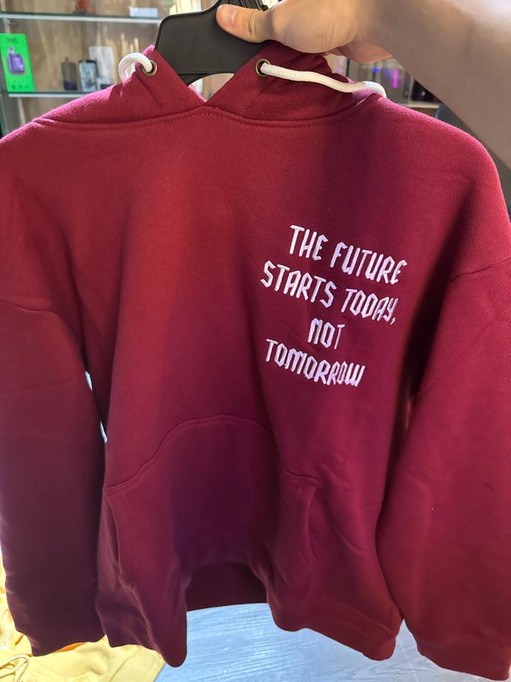 Hoodie đỏ hình trái đất-duoc-ban-tai-Bent Luxury Thủ Dầu Một