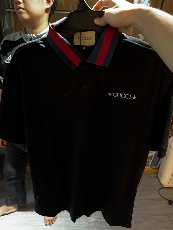 Polo gucci đen viền cổ thêu chữ ngực-duoc-ban-tai-Bent Luxury Thủ Dầu Một