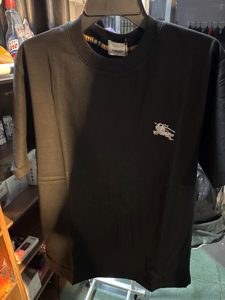 Tee burberry đen thêu logo ngựa ngực-duoc-ban-tai-Bent Luxury Tân Uyên