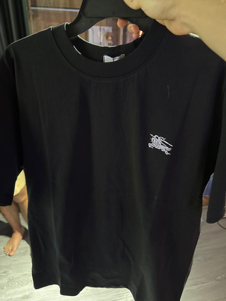 Tee burberry đen thêu logo ngựa đỏ ngực-duoc-ban-tai-Bent Luxury Thủ Dầu Một