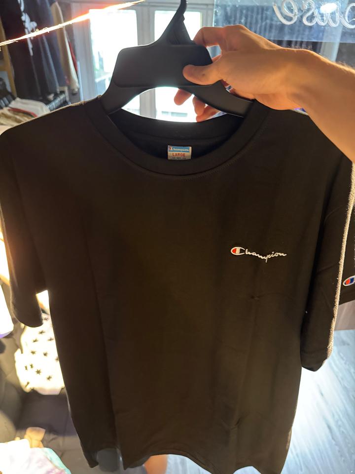Tee champion đen logo nhỏ-duoc-ban-tai-Bent Luxury Thủ Dầu Một