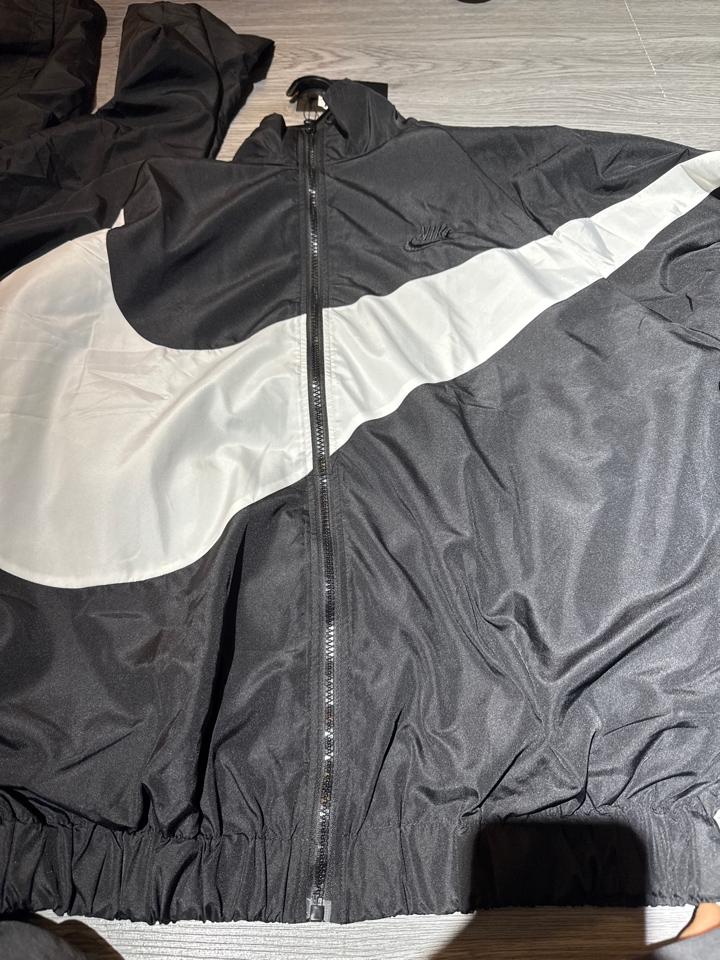 Khoác dù nike đen trắng logo đen-duoc-ban-tai-Bent Luxury Thủ Dầu Một