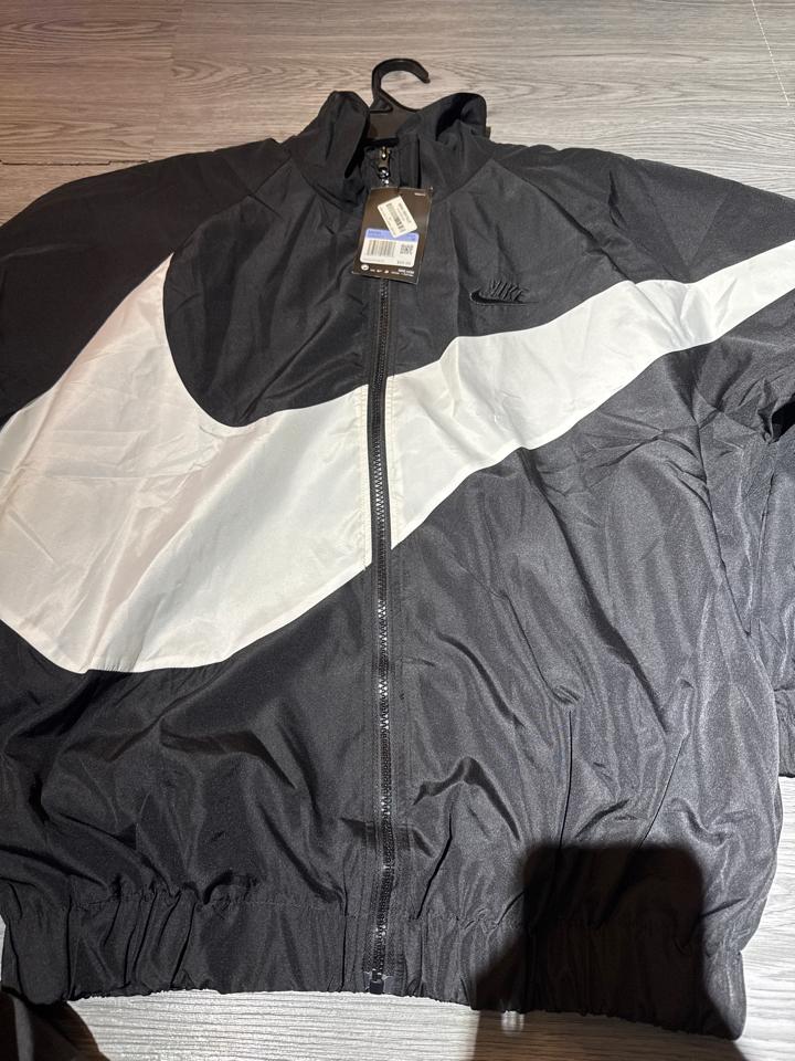 Khoác dù nike đen trắng logo thêu đen-duoc-ban-tai-Bent Luxury Thủ Dầu Một