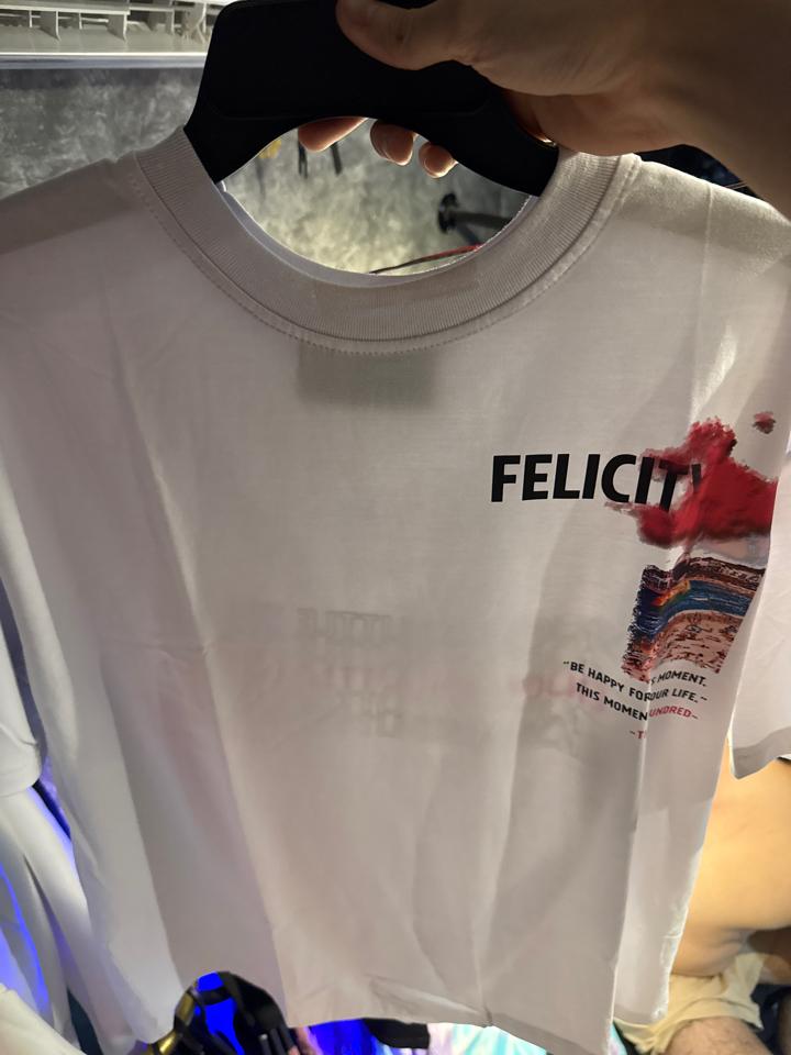 Tee trắng felicity-duoc-ban-tai-Bent Luxury Thủ Dầu Một