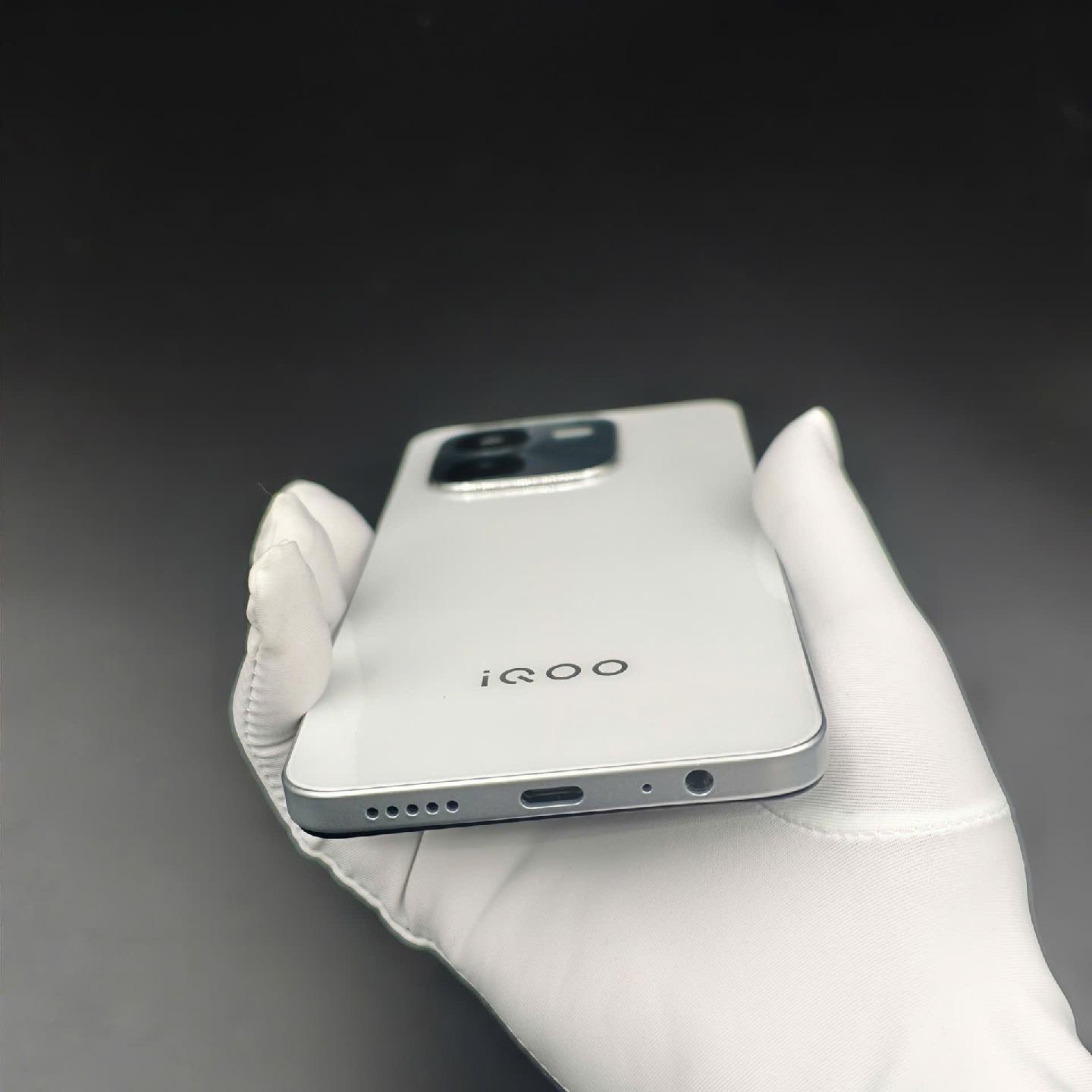 ViVo IQOO z9x 5G 8/256-duoc-ban-tai-Nhất Tín Mobile , anh chị nhắn zalo 0937545427 ,để tư vấn trước khi đặt hàng giúp em