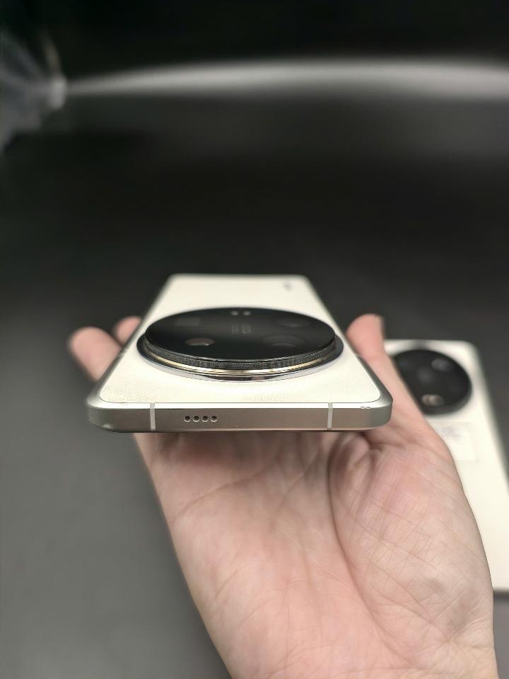 Xiaomi 14 Ultra 12/256 kèm sạc Rom quốc tế-duoc-ban-tai-Nhất Tín Mobile , anh chị nhắn zalo 0937545427 ,để tư vấn trước khi đặt hàng giúp em