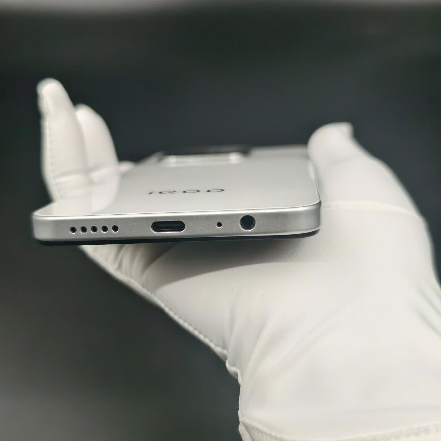 ViVo IQOO z9x 5G 8/256-duoc-ban-tai-Nhất Tín Mobile , anh chị nhắn zalo 0937545427 ,để tư vấn trước khi đặt hàng giúp em