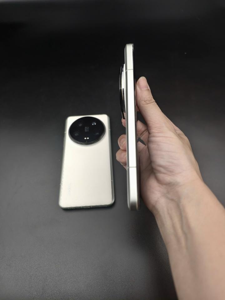 Xiaomi 14 Ultra 12/256 kèm sạc Rom quốc tế-duoc-ban-tai-Nhất Tín Mobile , anh chị nhắn zalo 0937545427 ,để tư vấn trước khi đặt hàng giúp em