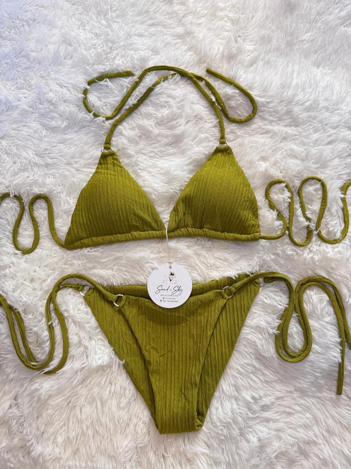 Bộ 2 mảnh màu trơn ( nhiều màu )-duoc-ban-tai-SAND + SKY ( Beachwear )