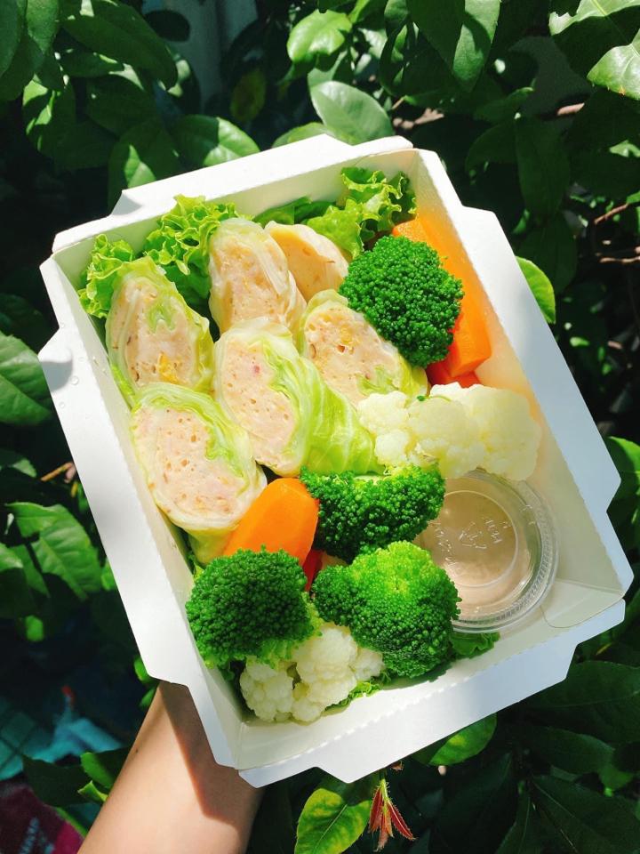 Cơm Lứt Chả Ức Gà Cuộn Cải Thảo-duoc-ban-tai-Ms.QUYNH HEALTHY FOOD