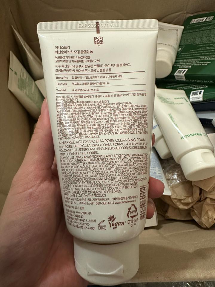 Srm Innisfree gấp đôi tro núi lửa-duoc-ban-tai-Thu Huong Hoang- Mỹ Phẩm Hàn chính hãng