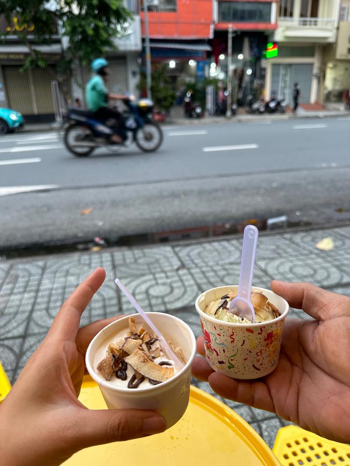Topping sốt socola-duoc-ban-tai-Raccun - Kem Ngon Từ Trái Cây Tươi và Tự Nhiên