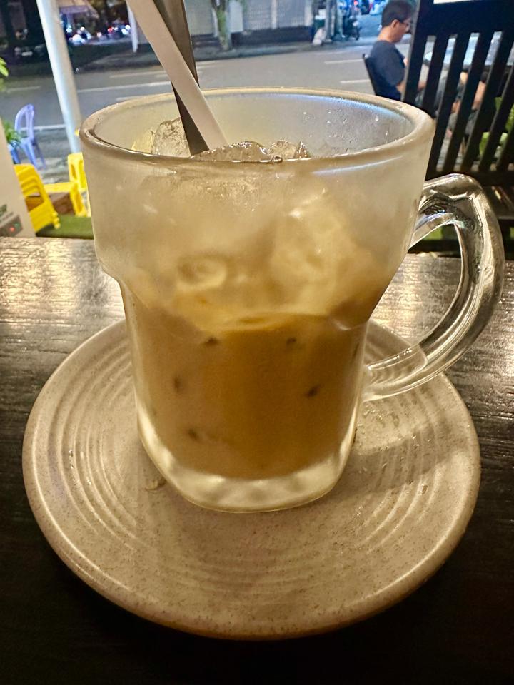 Cafe sữa đá-duoc-ban-tai-Raccun - Kem Ngon Từ Trái Cây Tươi và Tự Nhiên