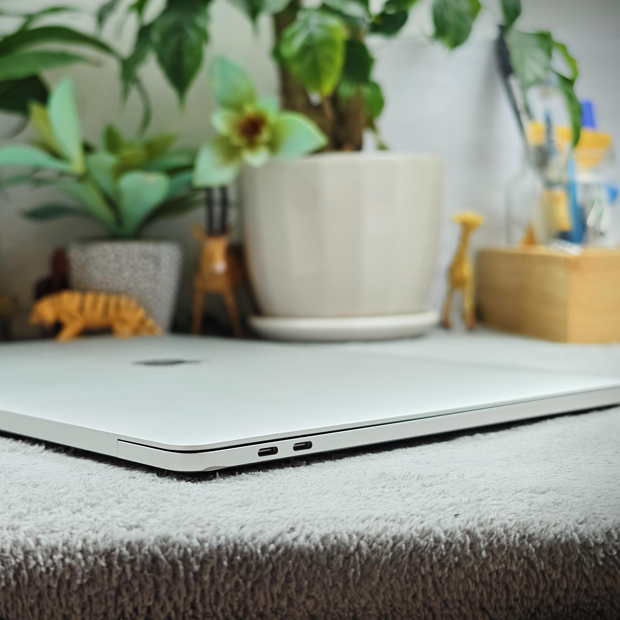 Macbook Pro 15 2018 16/256G - YJG5L-duoc-ban-tai-Điện Thoại Xanh
