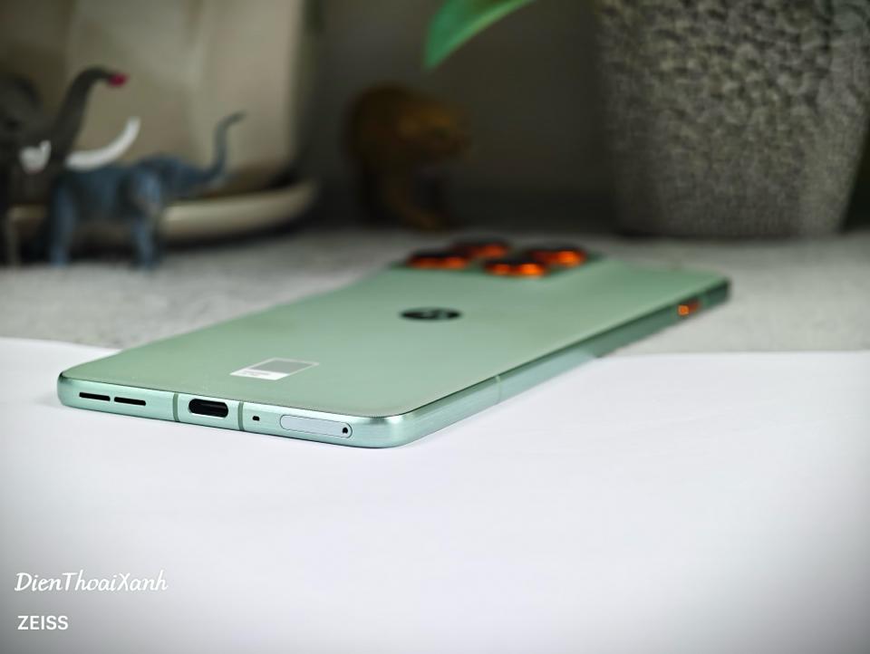 Moto X70 Air 12/256G - 26256-duoc-ban-tai-Điện Thoại Xanh