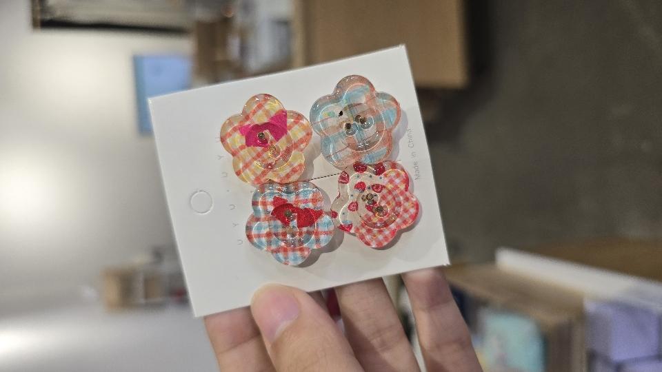 Set 2 kẹp mái Ae Sun • 2 nút bông hoa-duoc-ban-tai-Thứ ngày tháng · Stationery · Space