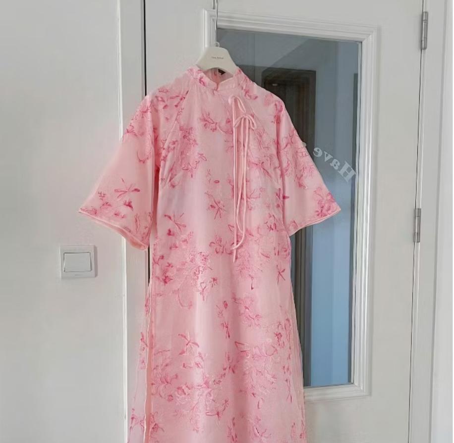 HỒNG - AD Mẫn Kỳ from suông 4 tà thêu hoa-duoc-ban-tai-MICHIDO - CHO THUÊ VÁY ĐẦM XINH