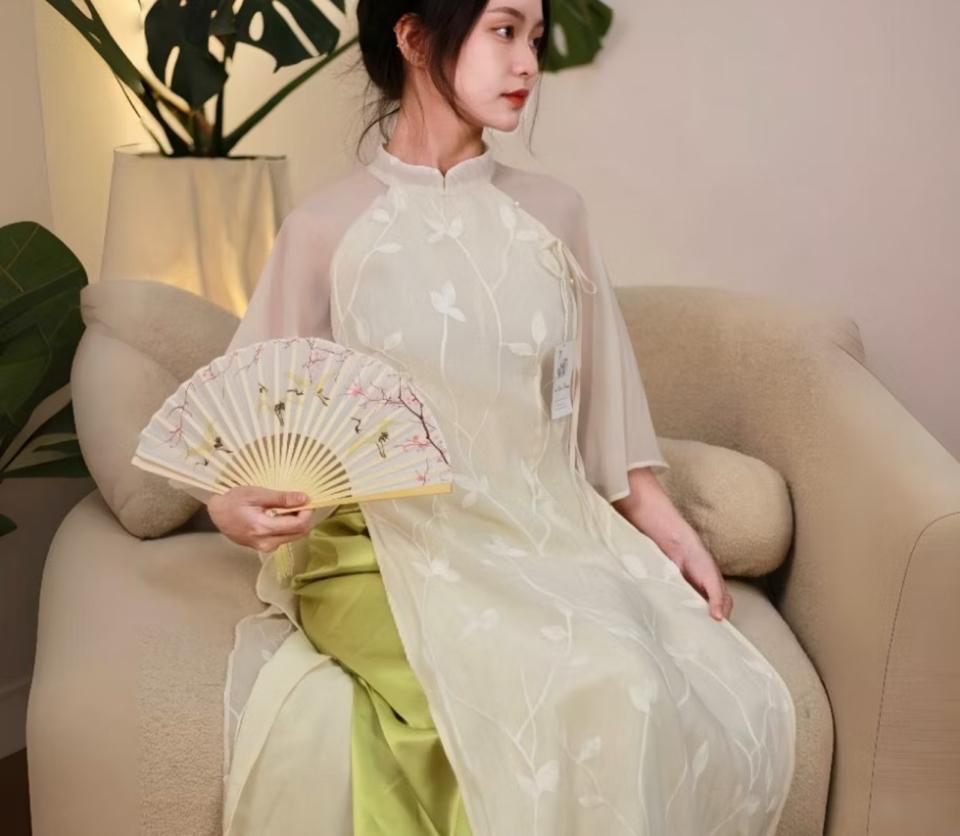 TRẮNG KEM - AD thêu hoa nổi-duoc-ban-tai-MICHIDO - CHO THUÊ VÁY ĐẦM XINH