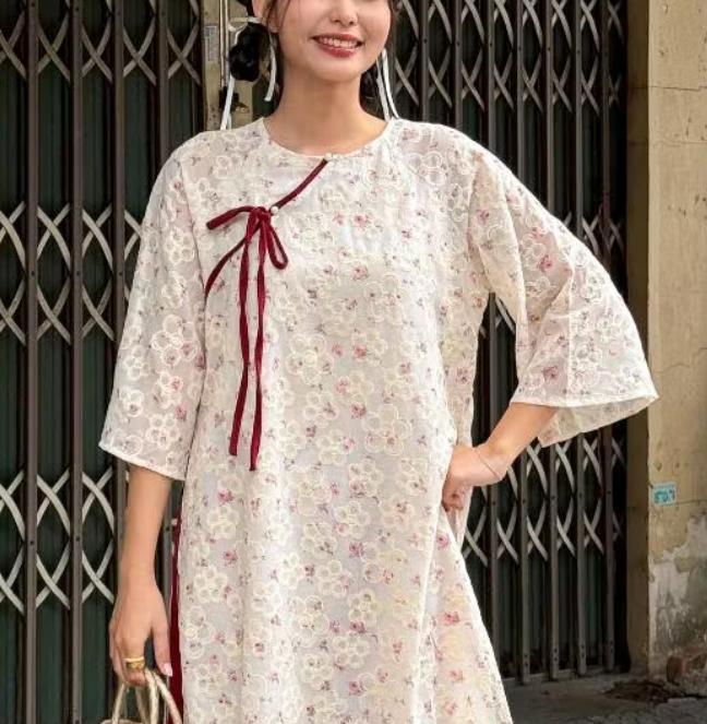 KEM dây ĐỎ - AD LAM PHƯƠNG 4 tà cổ tròn thêu-duoc-ban-tai-MICHIDO - CHO THUÊ VÁY ĐẦM XINH